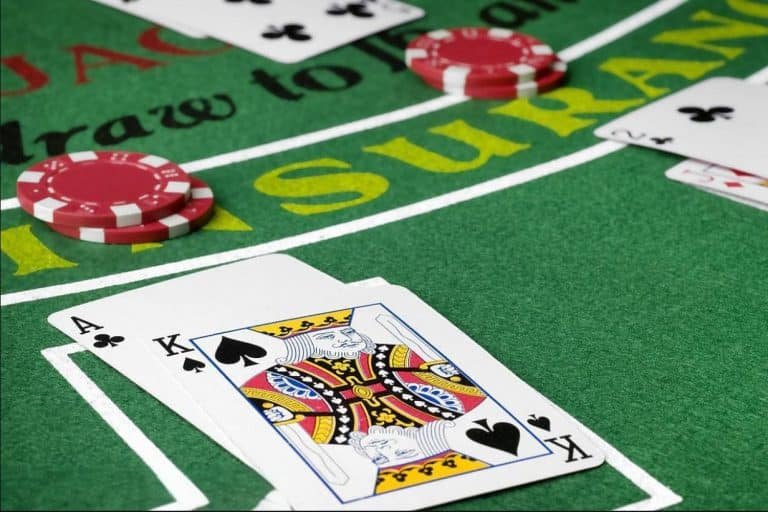 Innwa8 One VIP Platinum Diamond ကစားသမားများ High Limit Baccarat Table တွင် ကစားနေသော ရှုခင်း